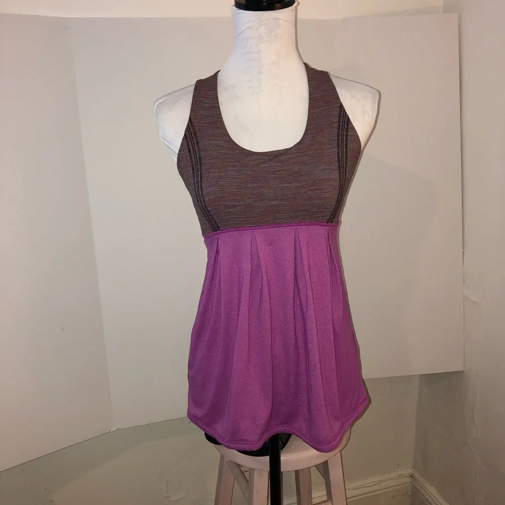 Lululemon exercise top with bra padding racer back pleated front and back no siz